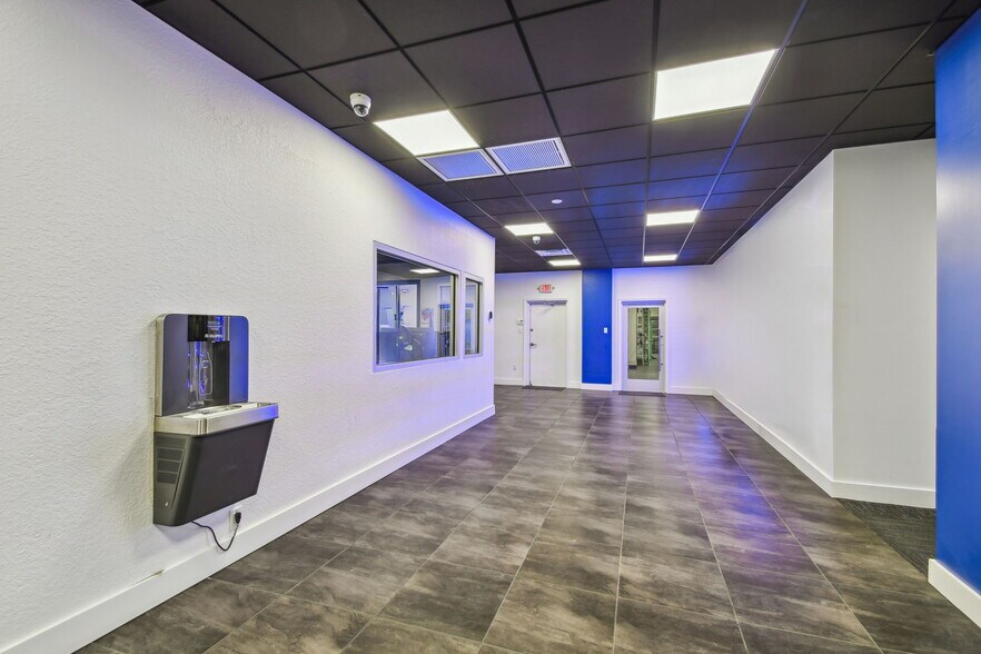 More Photos Of 14915 N Nebraska Ave, Tampa Showroom For Sale