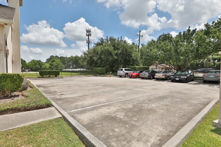 More Photos Of 12802 Willow Centre Dr, Houston Office For Sale