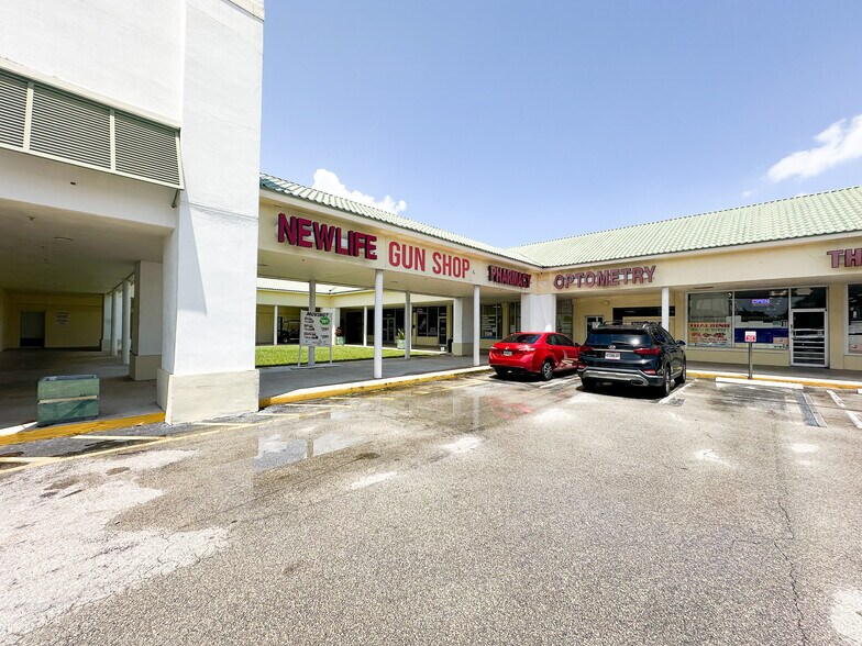 More Photos Of 7841-7899 Pines Blvd, Pembroke Pines Supermarket For Sale