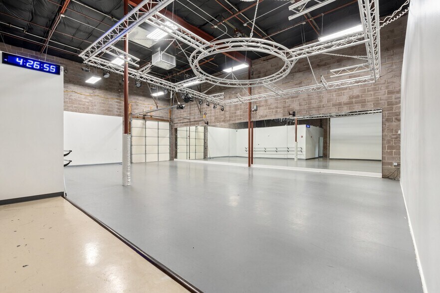 More Photos Of 13702 Gamma Rd, Dallas Light Manufacturing For Sale