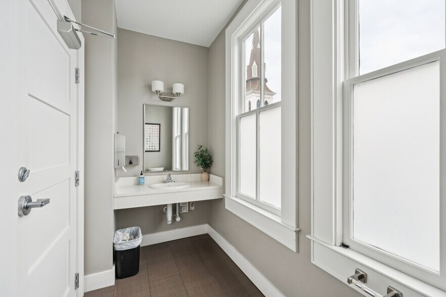 More Photos Of 121 Calhoun St, Charleston Office Residential For Lease