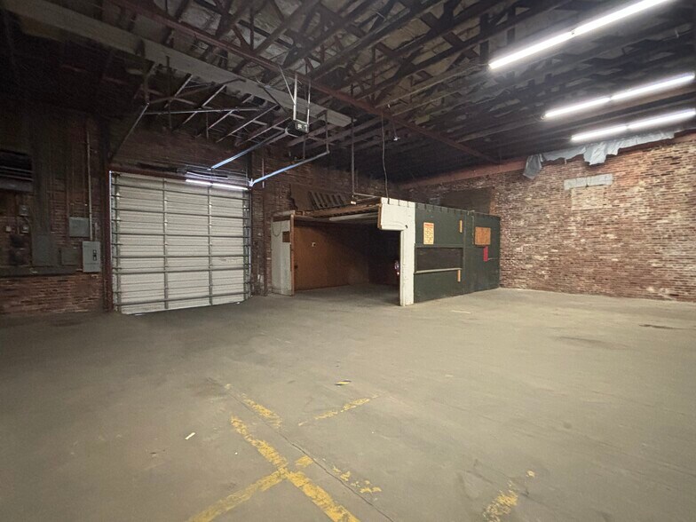 More Photos Of 740 Fannin St, Beaumont Warehouse For Lease