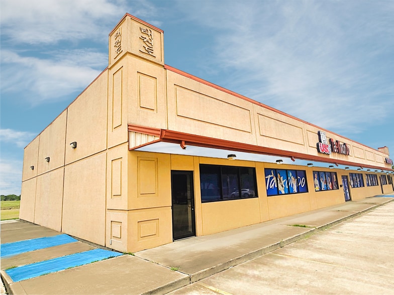 More Photos Of 213 E Henderson Rd, Angleton Freestanding For Lease