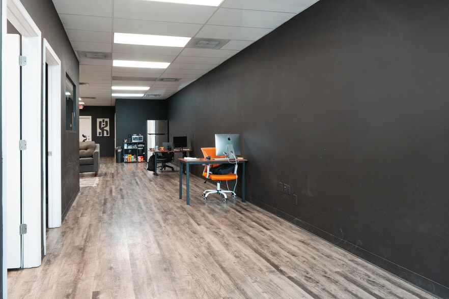 More Photos Of 7400-7440 NW River Park Dr, Parkville General Retail For Lease