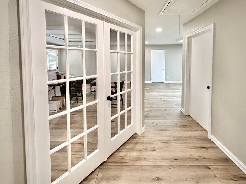 More Photos Of 1030 W Main St, Jenks Office For Sale