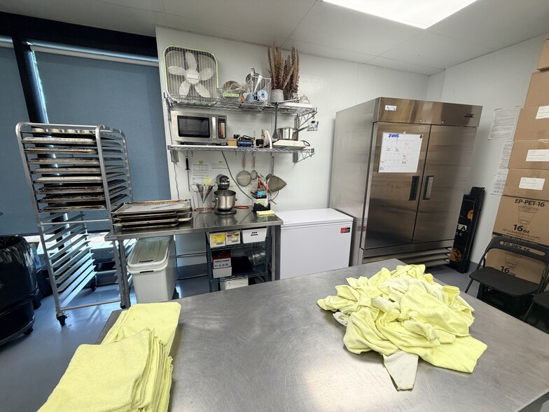 More Photos Of 3032 Wilshire Blvd, Santa Monica Storefront For Lease