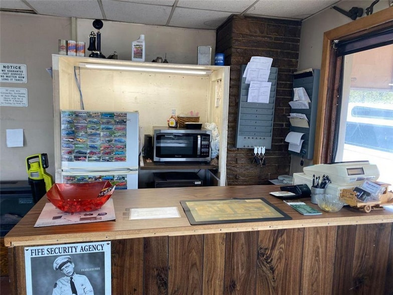 More Photos Of 743 Broadway St E, Monticello Auto Repair For Sale