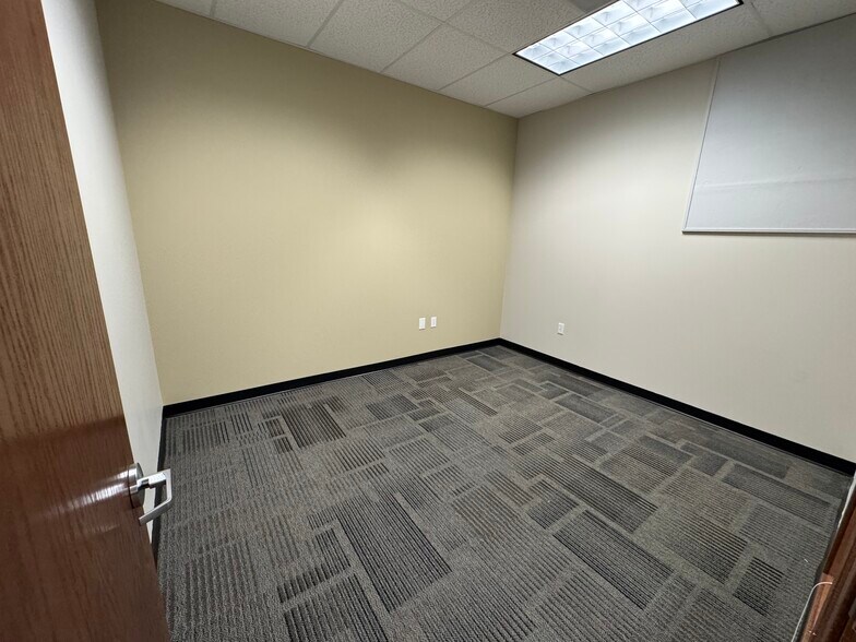 More Photos Of 325 E George Hopper Rd, Burlington Office For Lease