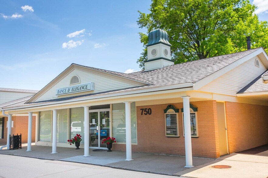 More Photos Of 740-750 E Washington St, Medina Medical For Lease