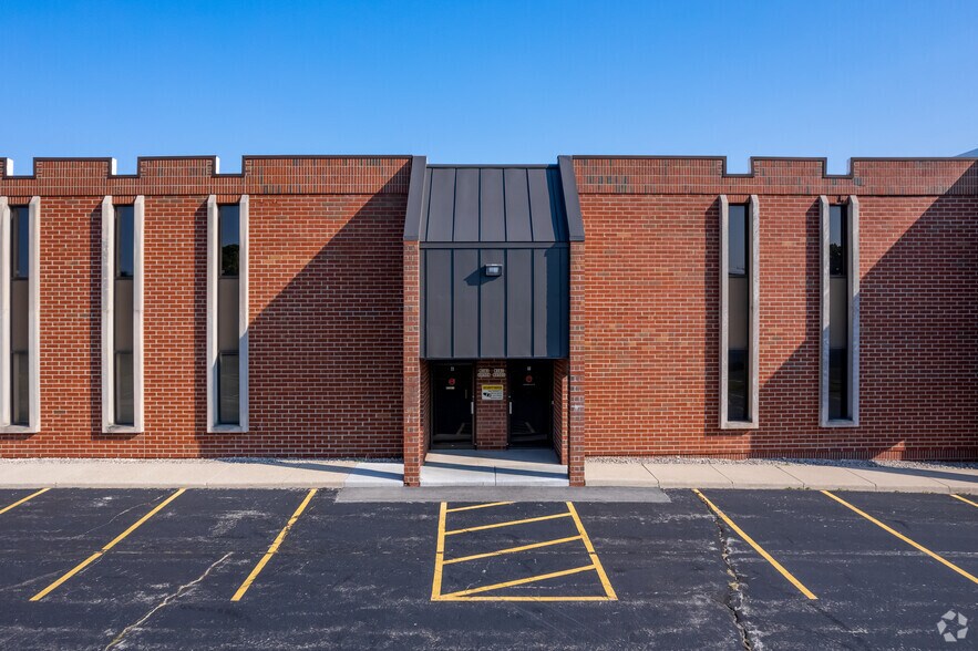 More Photos Of W141N9294-W141N9316 Fountain Blvd, Menomonee Falls Warehouse For Lease