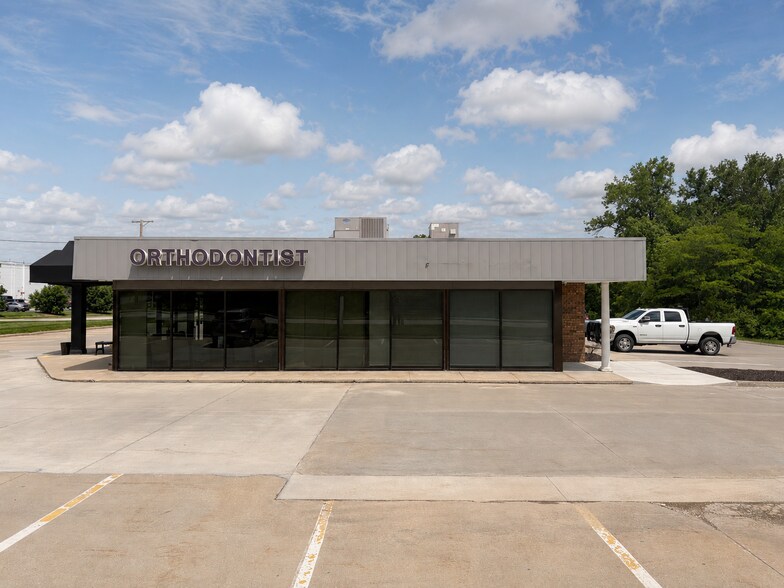 More Photos Of 8407 N Main St, Kansas City Storefront Retail Office For Lease