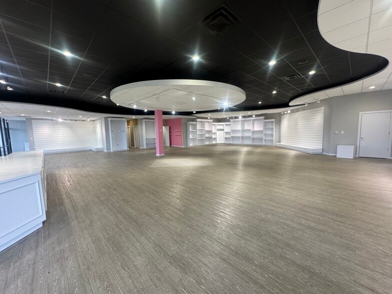 More Photos Of 2425 Scottsville Rd, Bowling Green Storefront Retail Office For Lease