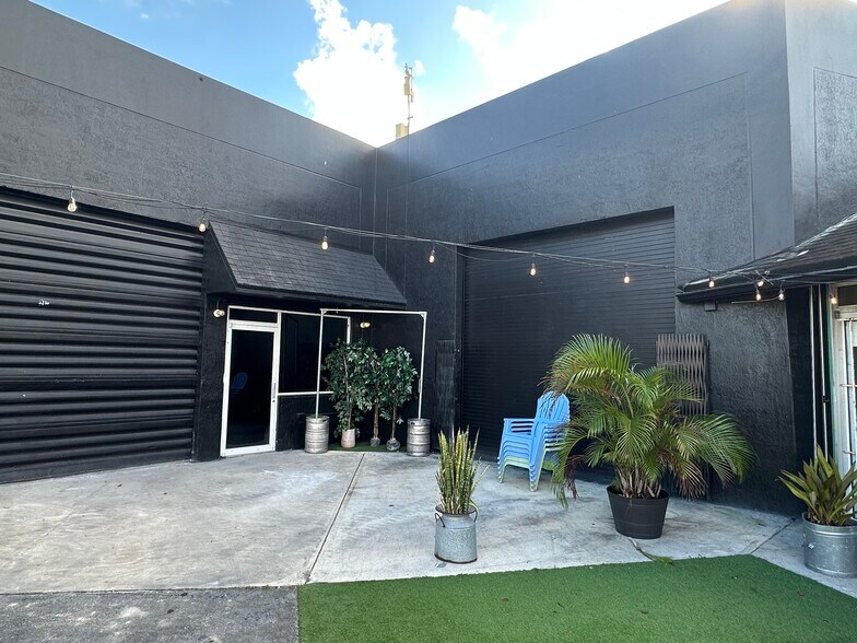 More Photos Of 10 NE 3rd St, Homestead Warehouse For Lease