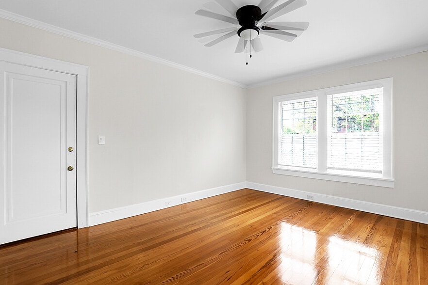 More Photos Of 228 E Poplar St, Griffin Office For Lease