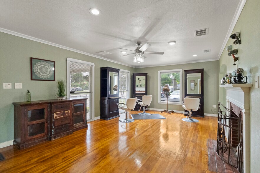 More Photos Of 810 18th St, Plano Office For Sale