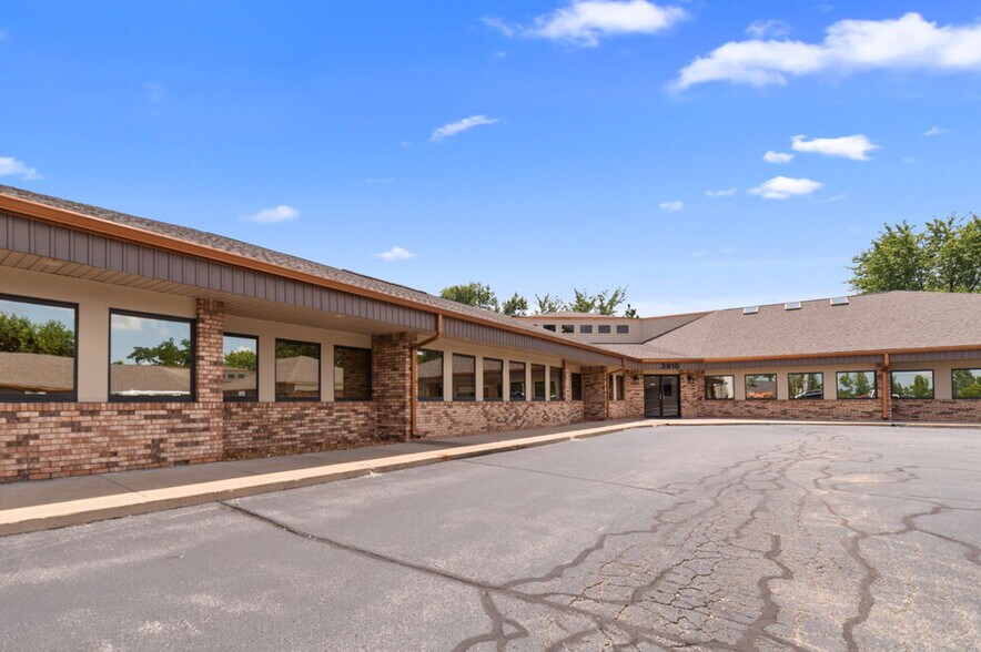 More Photos Of 3910 S Old Highway 94, Saint Charles Unknown For Lease