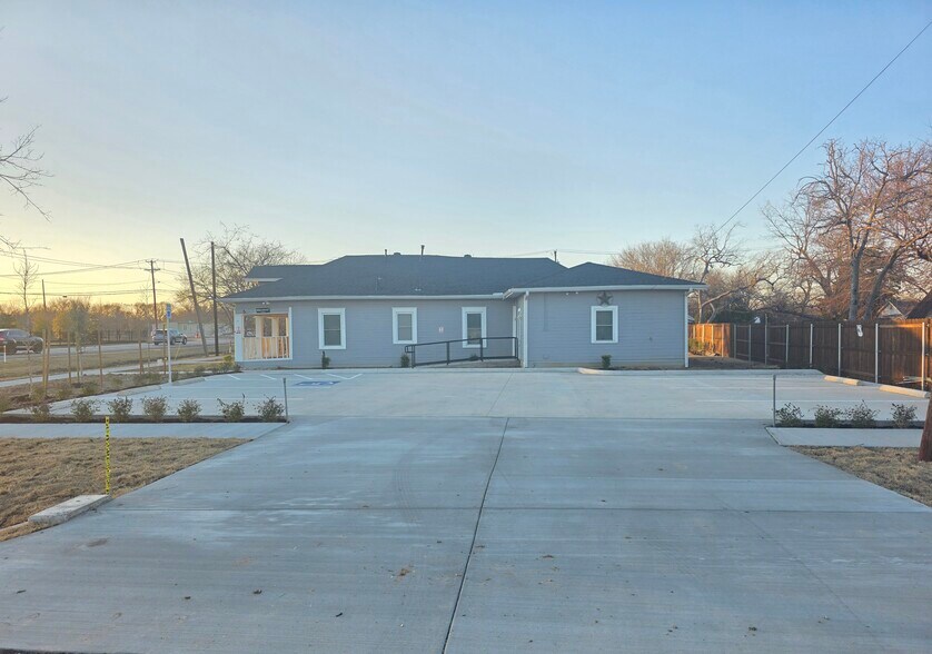 More Photos Of 802 E Broad St, Forney Office For Sale