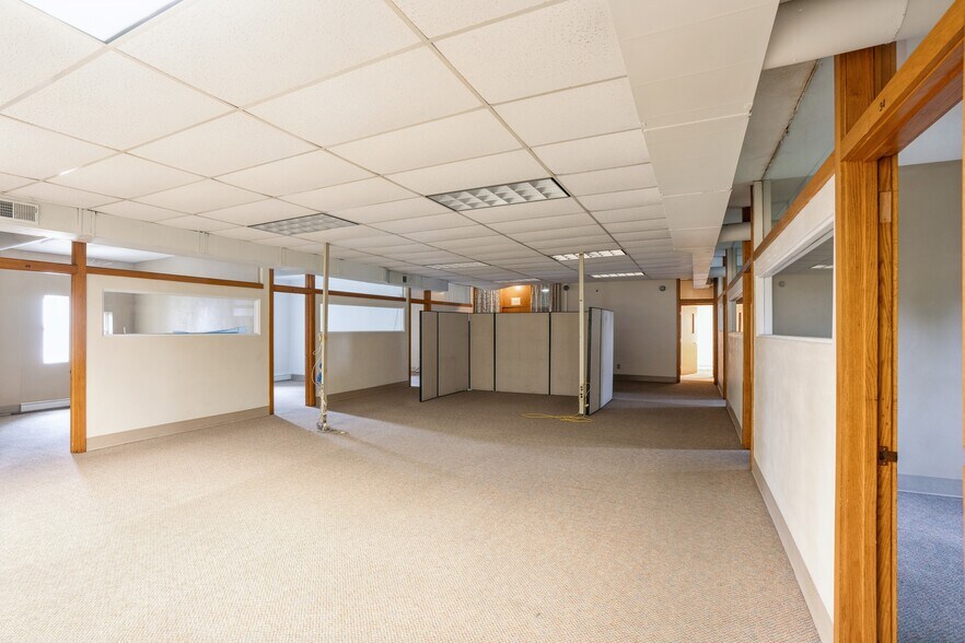 More Photos Of 202-210 W State St, Marshalltown Office For Sale