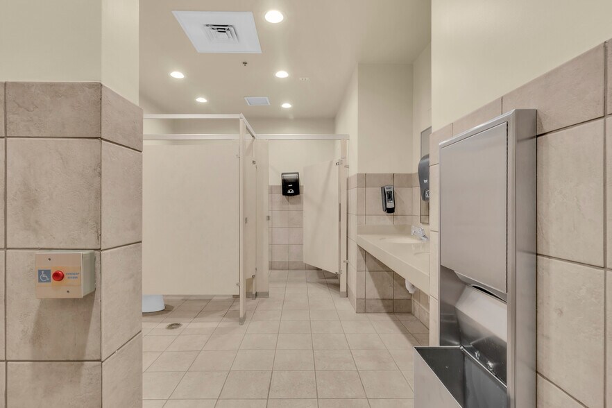 More Photos Of 1201 E Oak St, Kissimmee Office For Sale