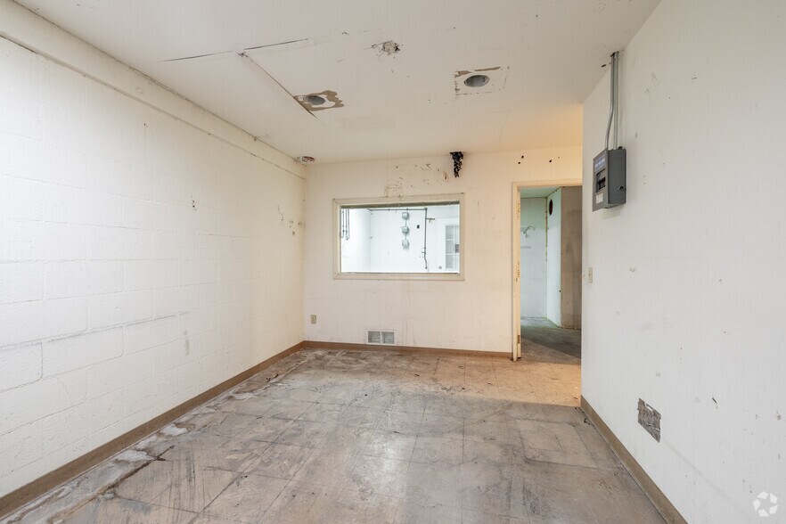 More Photos Of 6943 Eton Ave, Canoga Park Manufacturing For Sale