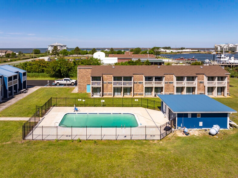 More Photos Of 700 Norris Harbor Dr, Crisfield Hotel For Sale