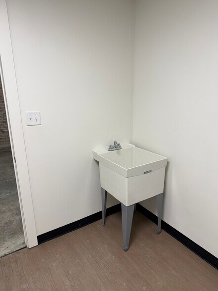 More Photos Of 117 N Shields Ln, Bixby Storefront Retail Office For Lease