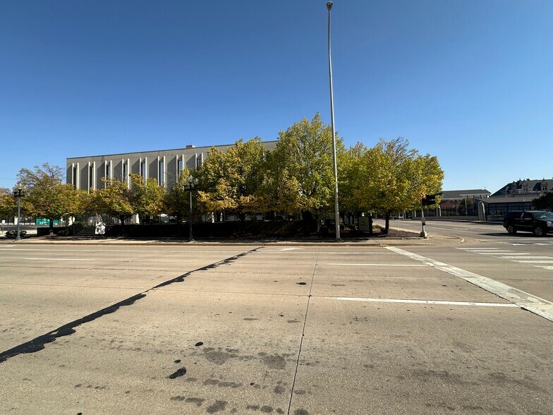 More Photos Of 606 Fayette St, Peoria Office For Sale