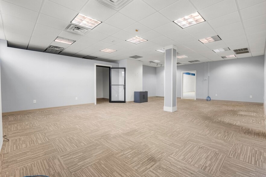 More Photos Of 207 Greenwich Ave, Stamford Showroom For Sale
