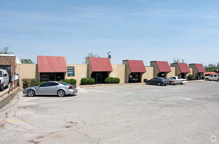 Primary Photo Of 1509-1511 W Gore Blvd, Lawton Office For Lease
