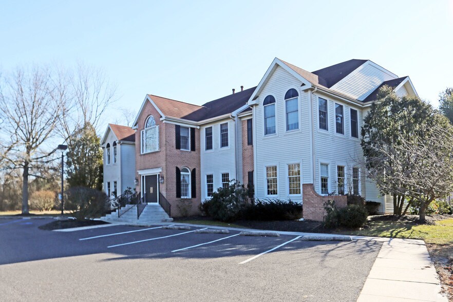 More Photos Of 152 Himmelien Rd, Medford Office For Sale