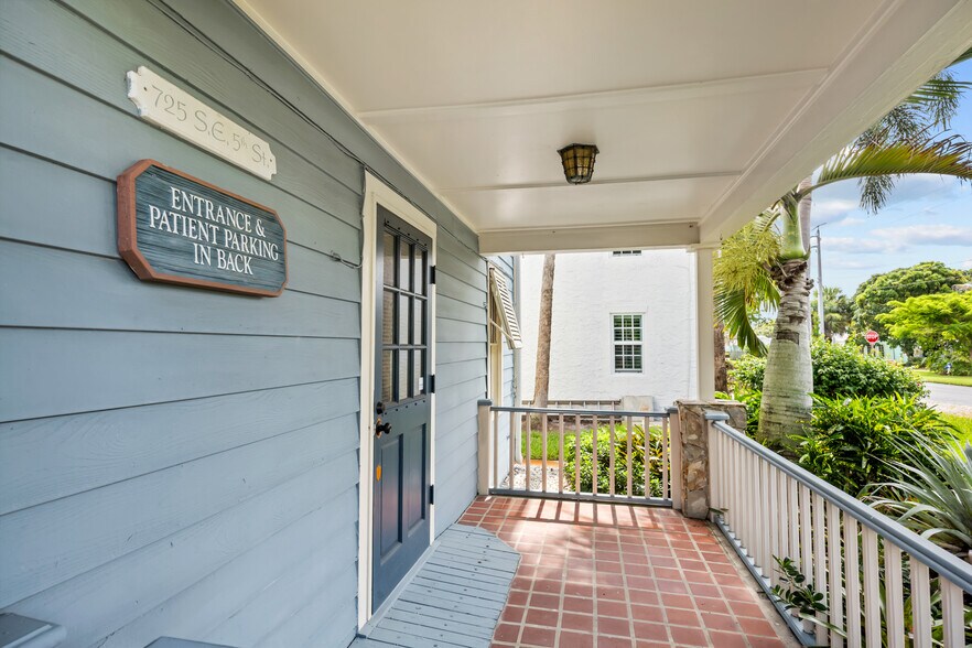 More Photos Of 725 SE 5th St, Stuart Office For Lease