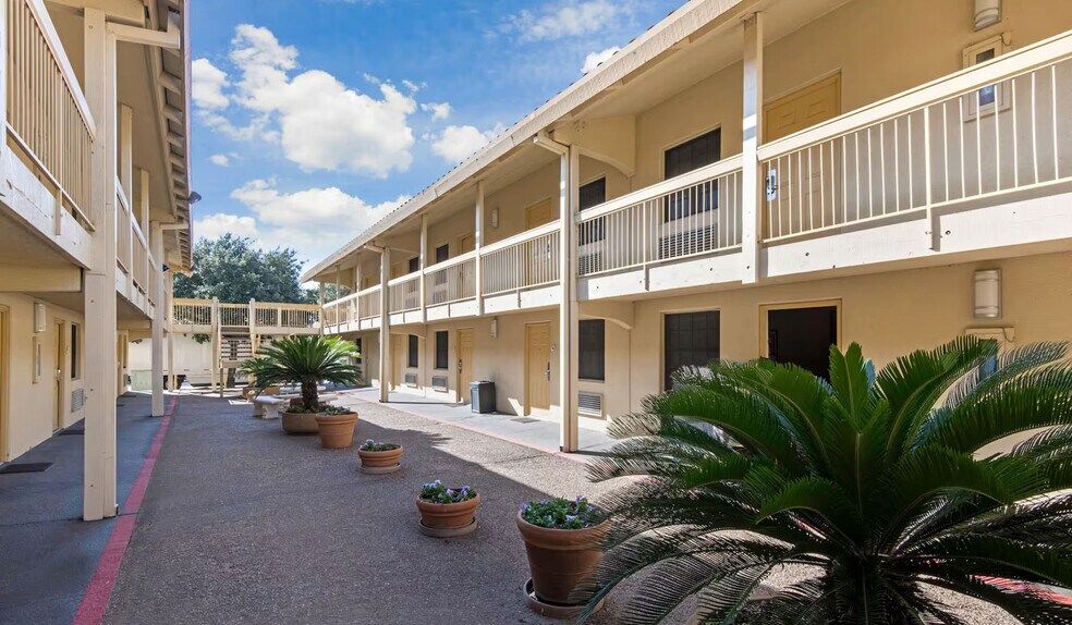 More Photos Of 6410 N Interstate 35, San Antonio Hotel For Sale