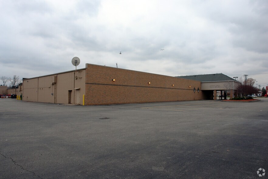 More Photos Of 31240-31340 Groesbeck Hwy, Fraser Unknown For Lease