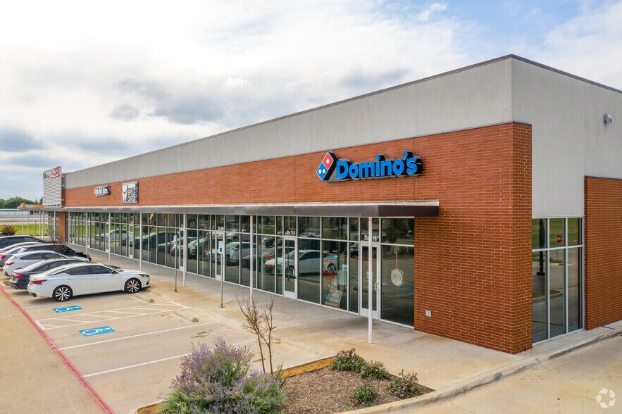 More Photos Of 300 Sharaf Ave, Red Oak Storefront For Lease