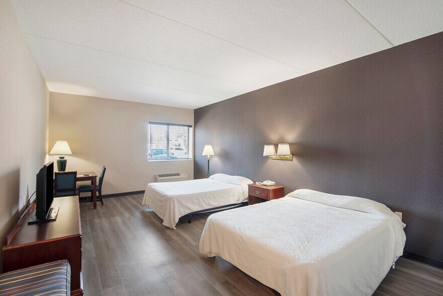 More Photos Of 604 N McEwan St, Clare Hotel For Sale