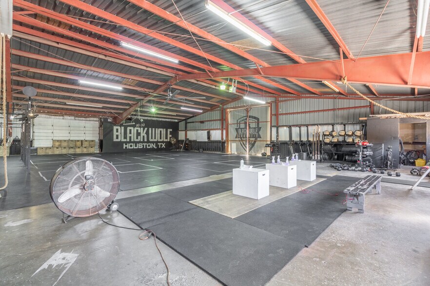 More Photos Of 1624 Airline Dr, Houston Warehouse For Sale