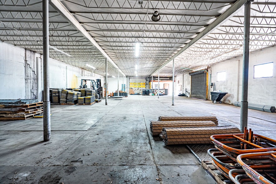More Photos Of 2111 Fowler St, Fort Myers Warehouse For Sale