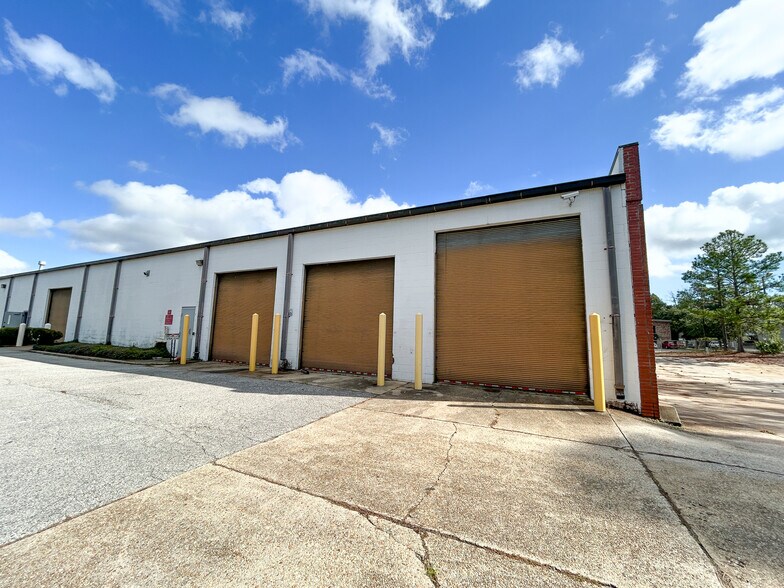 More Photos Of 840 Lakeside Dr, Mobile Warehouse For Lease