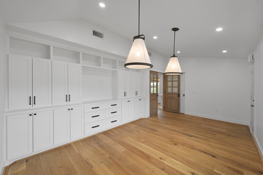 More Photos Of 724 W Main St, Tomball Storefront Retail Office For Sale