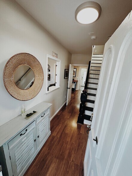 More Photos Of 104 E Pine St, Georgetown Office Residential For Lease