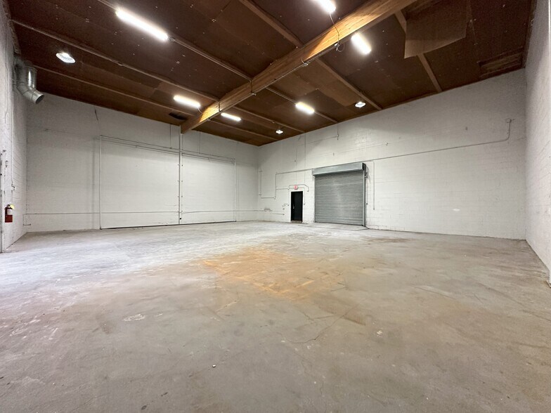 More Photos Of 14737 Arminta St, Panorama City Manufacturing For Lease