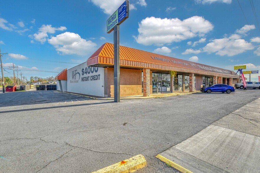 More Photos Of 1127 NW Cache Rd, Lawton General Retail For Sale