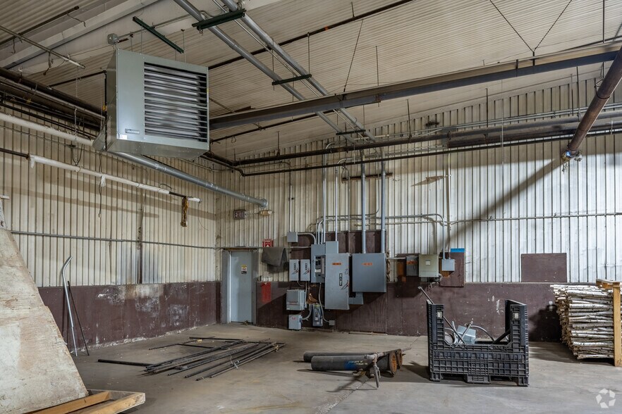 More Photos Of 236 S 2nd St, Butternut Distribution For Lease