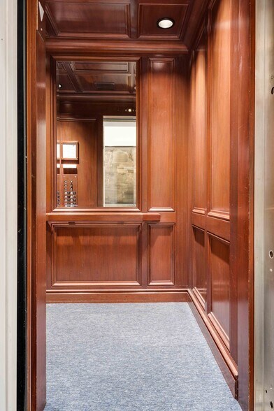 More Photos Of 812 N Dearborn St, Chicago Office For Sale