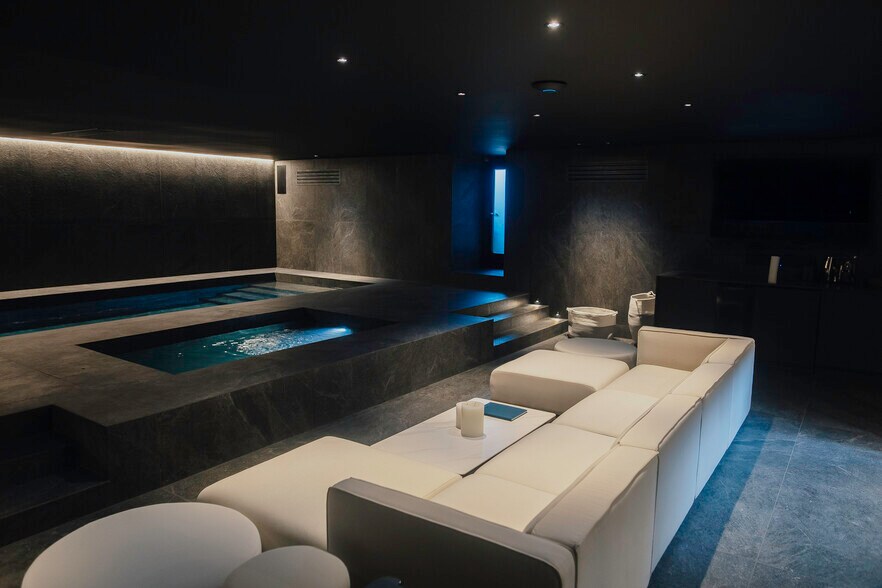 More Photos Of 452-452A Rue Notre-Dame E, Montréal Hotel For Sale