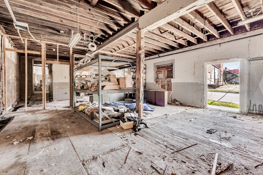 More Photos Of 504 W Commercial St, Springfield Storefront Retail Office For Sale