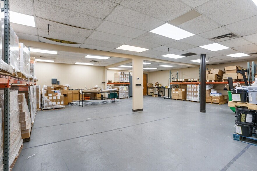 More Photos Of 805 W Carrier Pky, Grand Prairie Warehouse For Lease