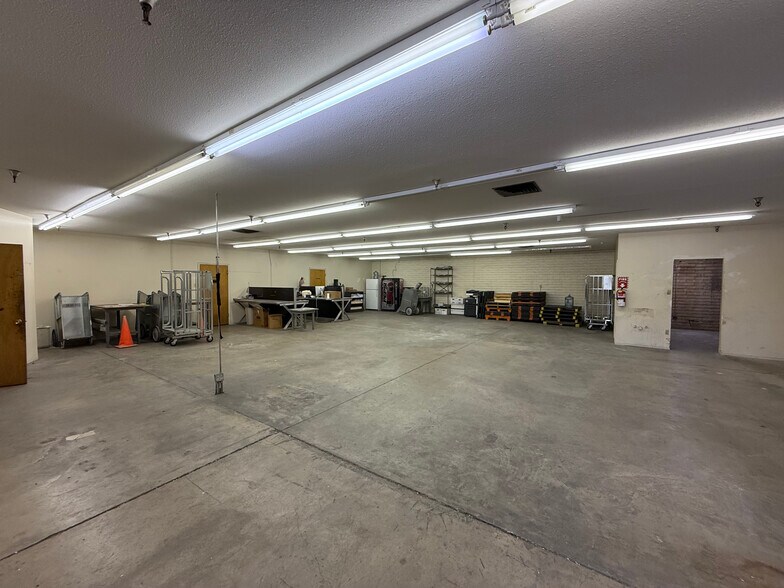 More Photos Of 298 N Pine St, Globe Light Distribution For Sale