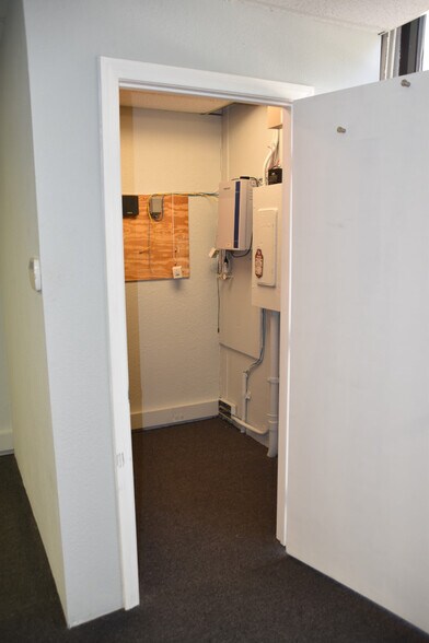 More Photos Of 5115 Douglas Fir Rd, Calabasas Warehouse For Lease