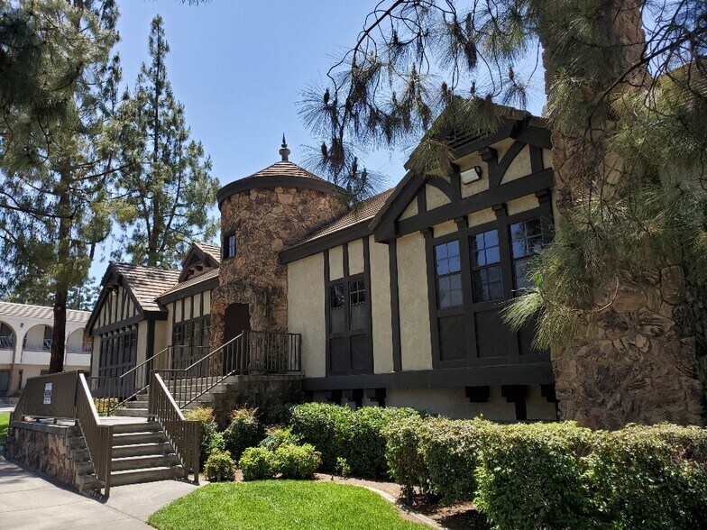 More Photos Of 5029 La Mart Dr, Riverside Office Residential For Lease